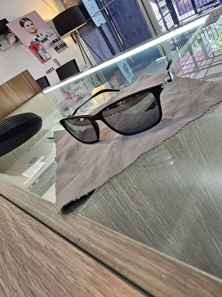 kacamata oakle mirror tahan 85% radiasi terbukti ada di photo