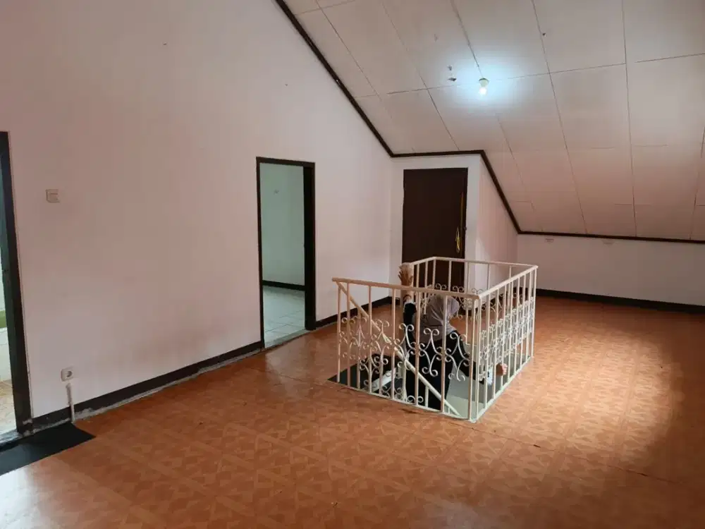 DISEWAKAN RUMAH 2 LANTAI DI SURYALAYA LENGKONG BANDUNG STRATEGIS, KULINER