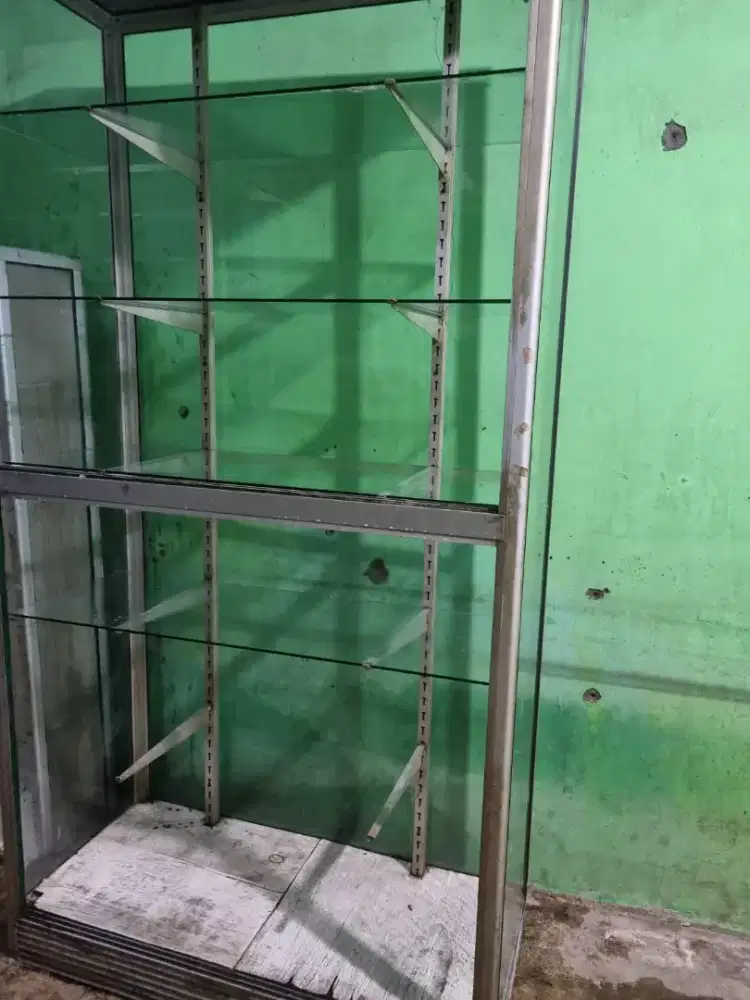 Etalase kaca panjang