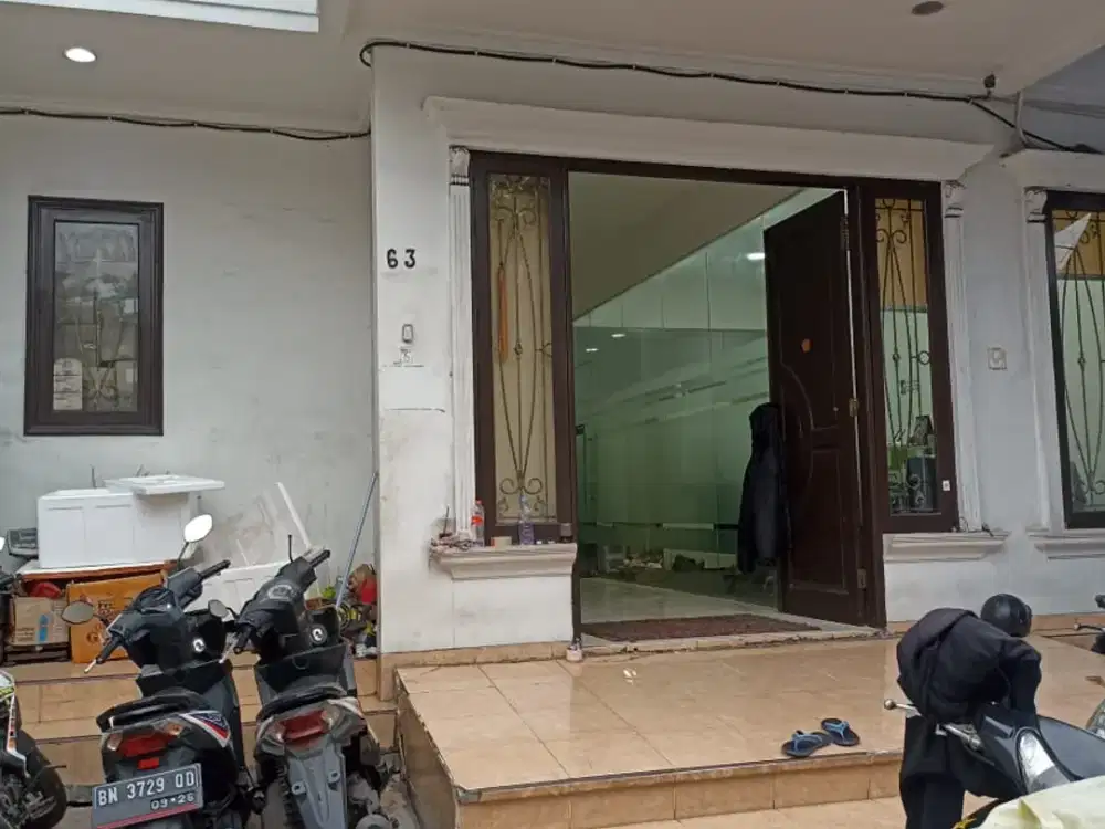 Rumah Pluit Karang Kondisi Semi Furnished Hadap Utara Uk. 10 x 20 M2