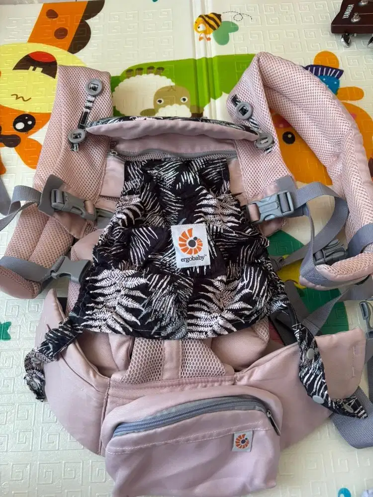 M shape ergobaby omny peach (mirroor)