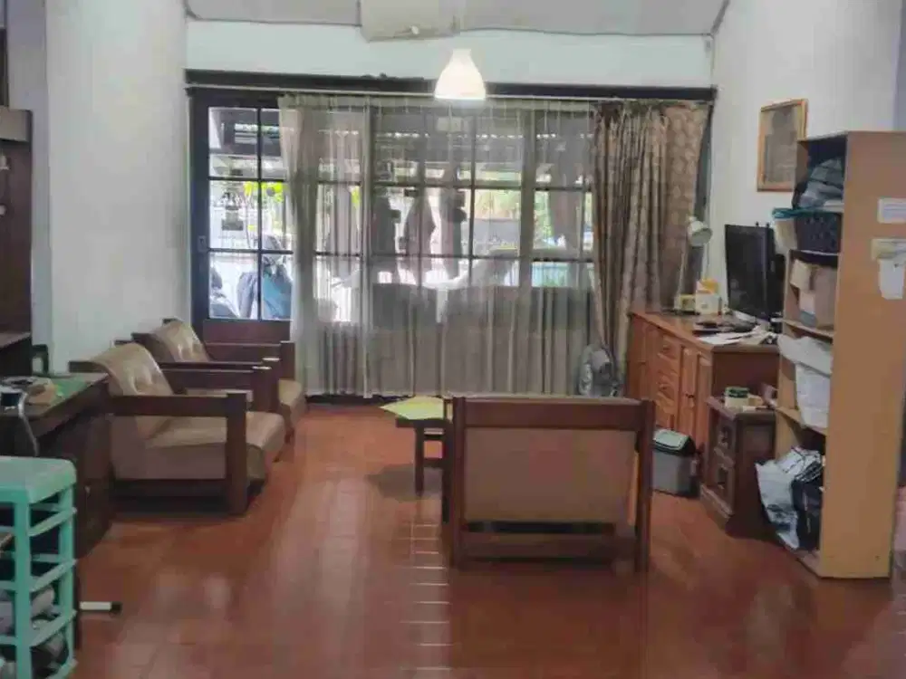 dijual rumah lama terawat Hoek sayap Turangga murah cocok untuk investasi atau kosan dekat ke jln Martanegara Turangga