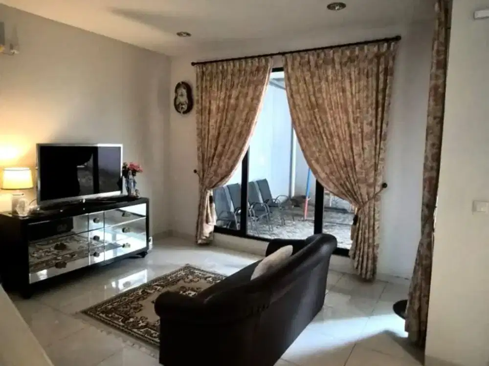 DIJUAL CEPAT  RUMAH 2 LANTAI SEMI FURNISHED