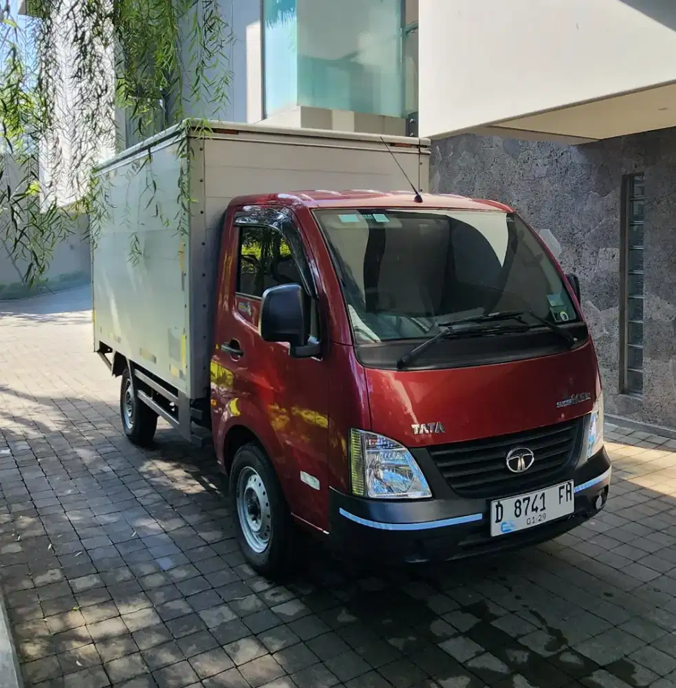 2018 TATA SUPERACE mobil box