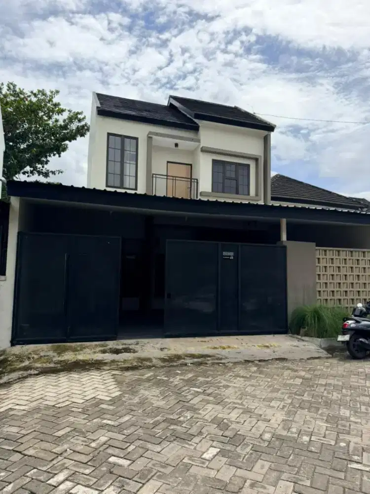 Rumah 2 lantai minimalis di Kebonsari Village Jember dekat ARMED