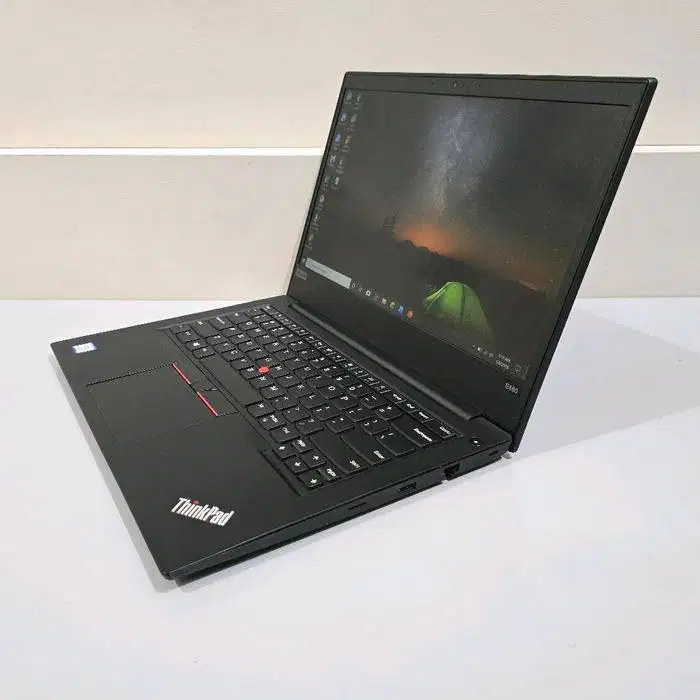 LAPTOP LENOVO E480. Intel Core i7 Gen8. RAM 8GB/256GB. DUAL VGA.