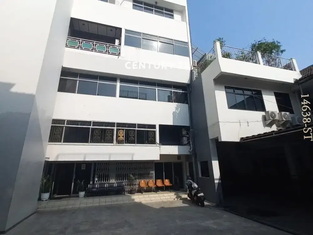 Dijual gedung perkantoran bekas show room siap pakai di Jatinegara