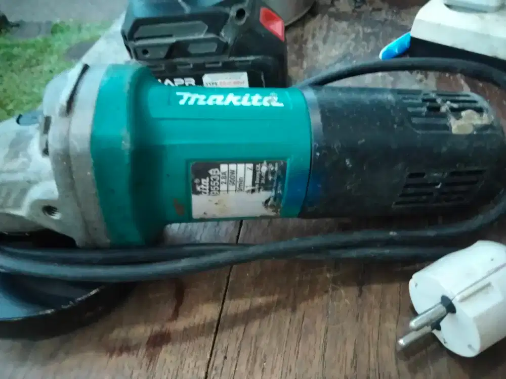 Gerinda makita tipe 9553B