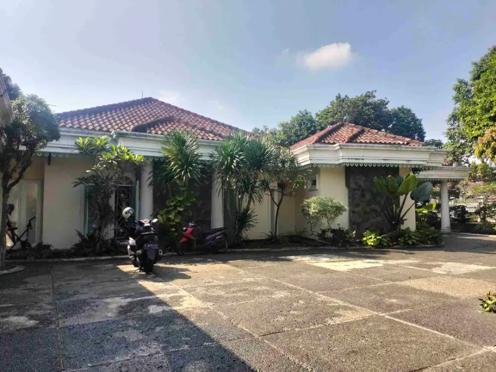 Rumah Hoek Mewah Furnish Kolam Renang Dekat Air Mancur Kebun Raya Cocok Kantor Usaha