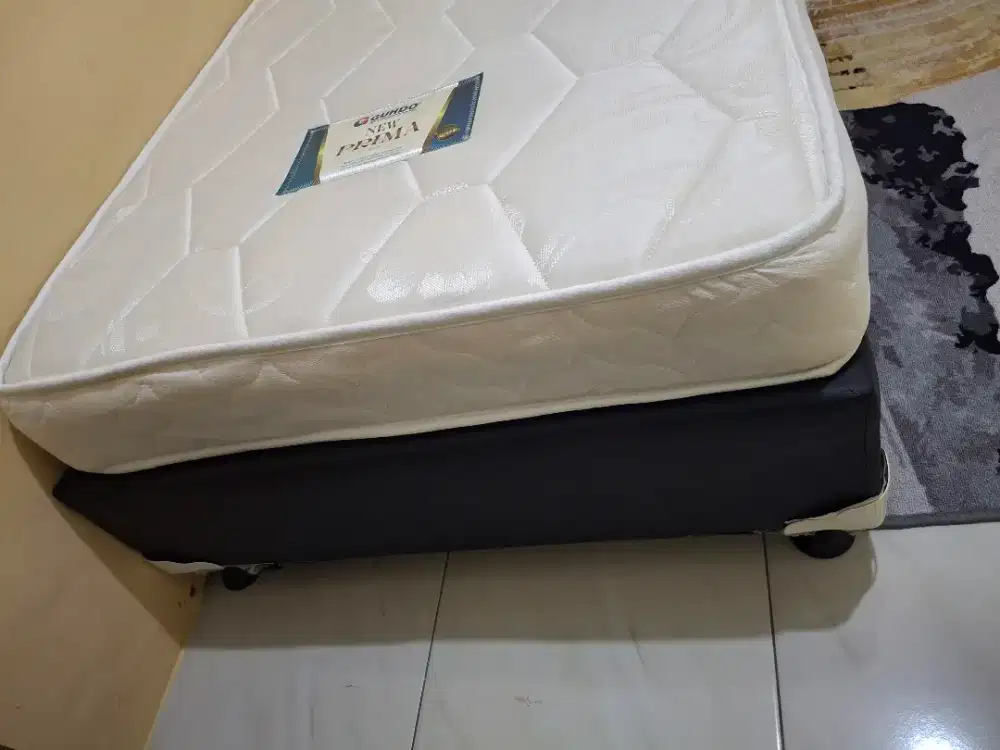 Dijual Springbed Warna Putih + Divan Merk Guhdo Second
