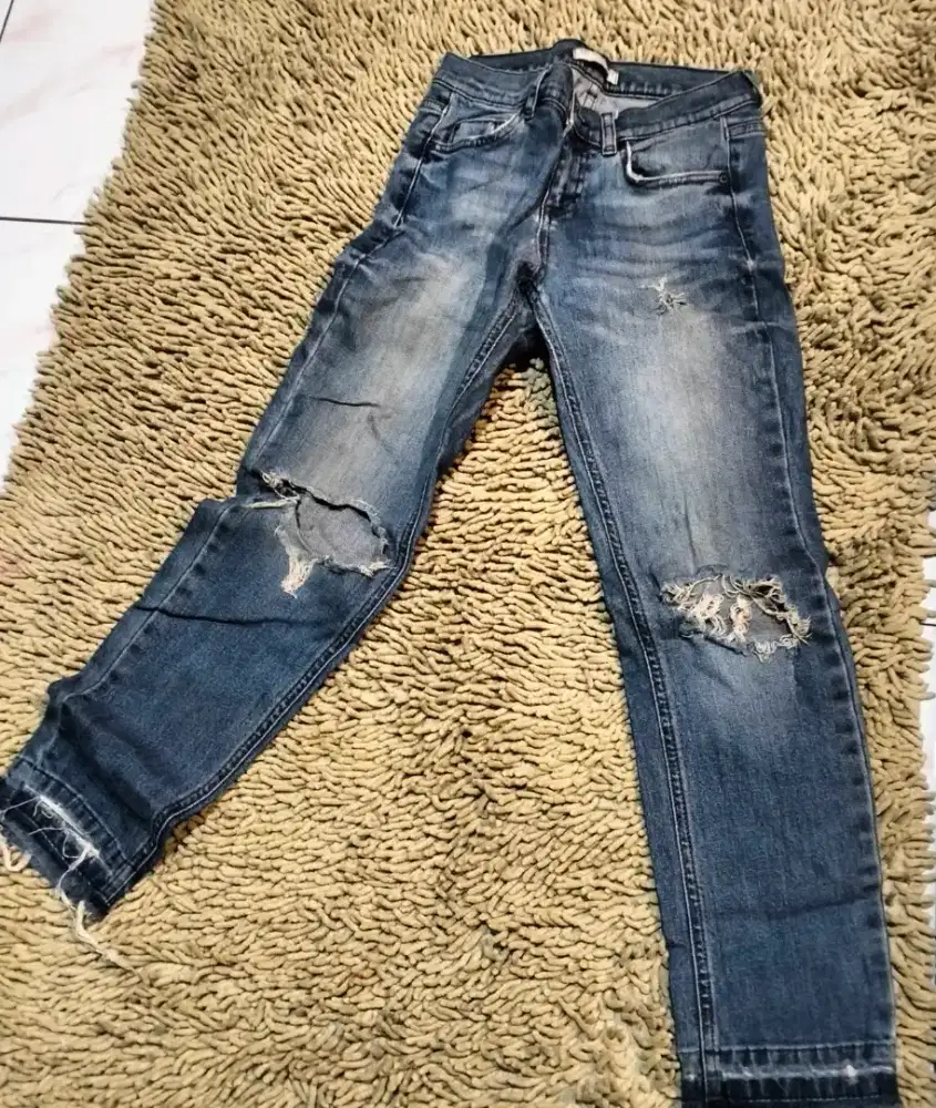 celana jeans 
wanita
model sobek sobek
PULL & BEAR 
original 
size 32