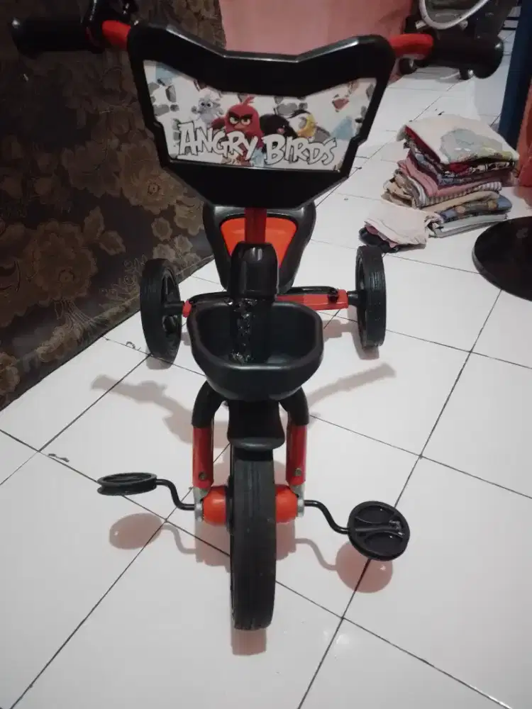 Sepeda roda tiga anak