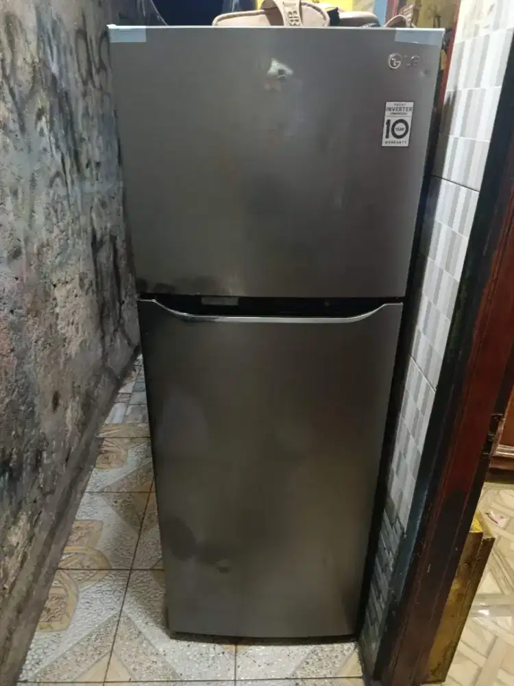 Kulkas 2 pintu merek LG Jumbo