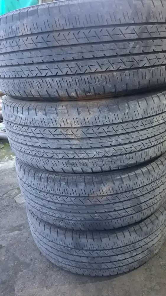 Ban 215 55 17 bridgestone turanza er33 hrv innova venturer juke dll