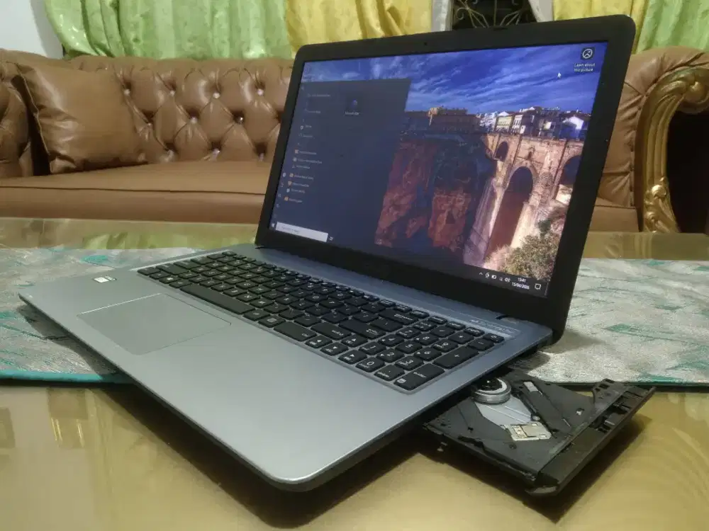 Laptop Game & Desain Asus Vivobook X540Y Ram 4Gb ddr4 Hdd 500Gb vga R2