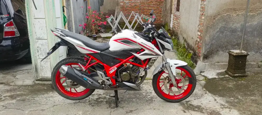 Honda cb150r putih se 2016