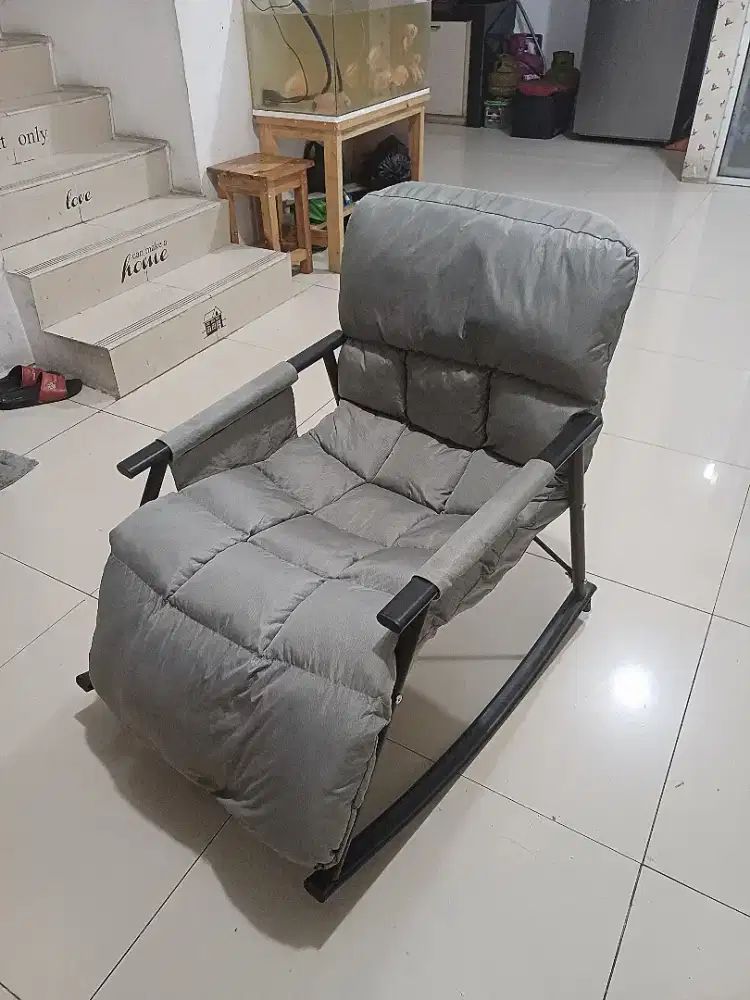 Kursi goyang / kursi malas / sofa santai
