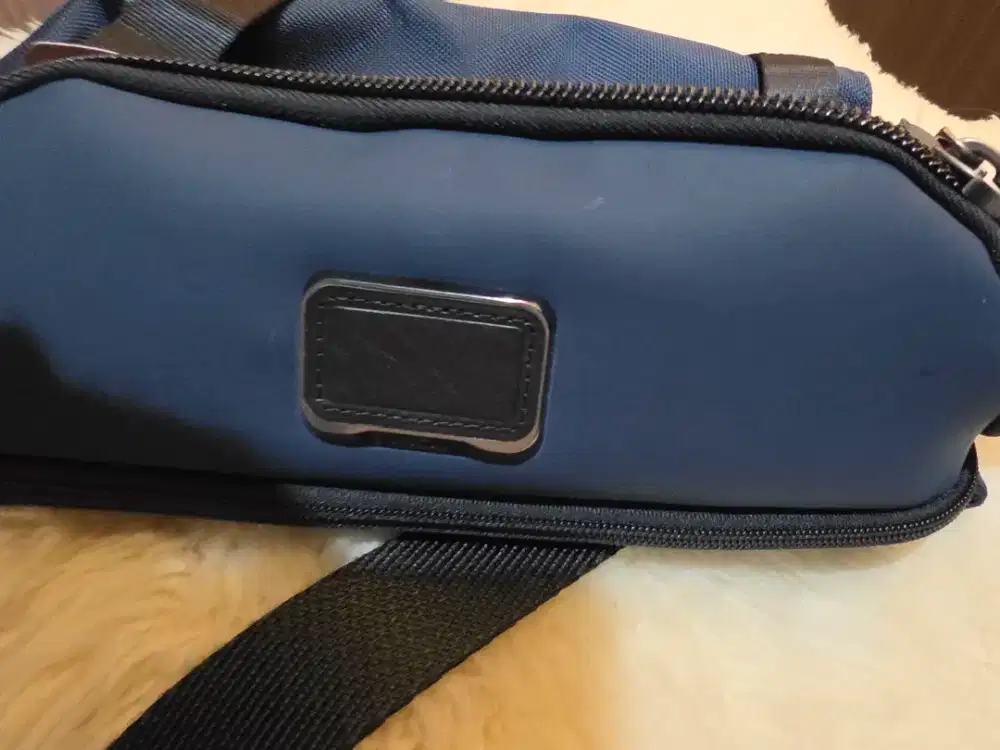 TUMI original platoon sling bag like new