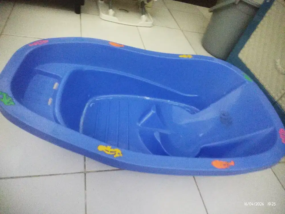 Bak mandi bayi biru