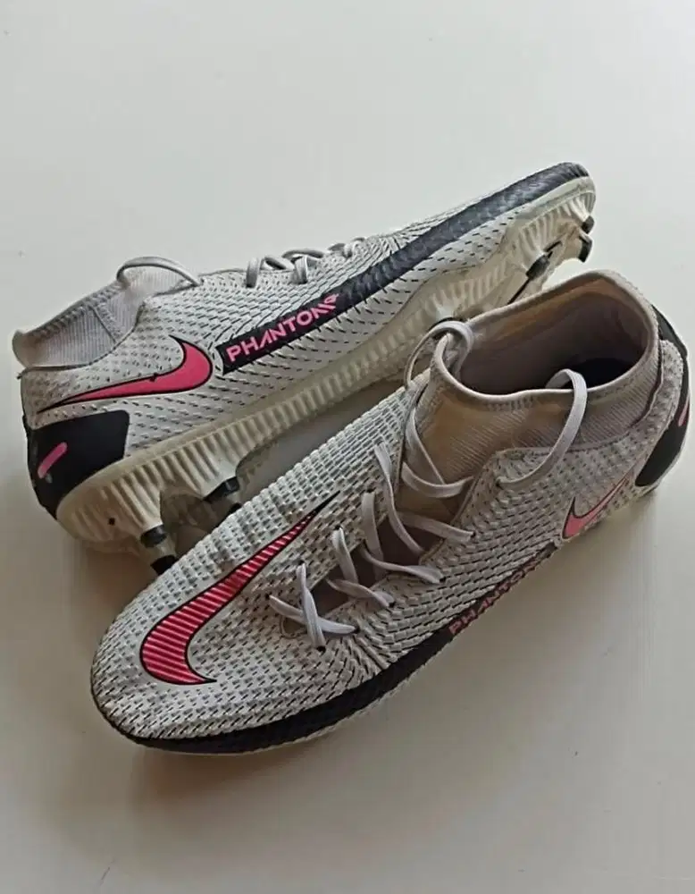 Sepatu Bola Nike Phantom GT