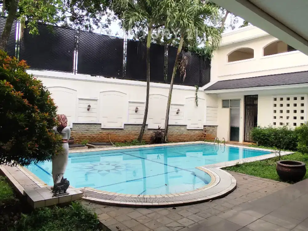 Disewakan Rumah Dengan Swimming Pool Di Kemang Jakarta Selatan