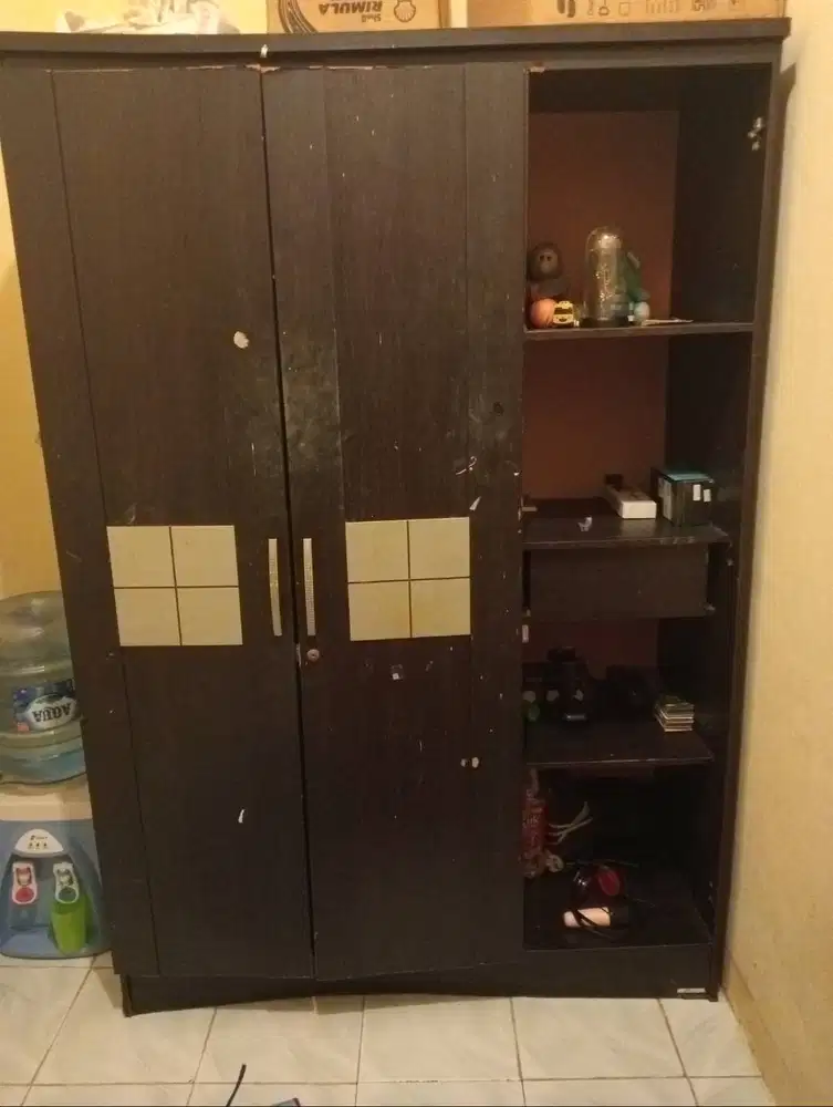 Lemari pakaian dgn harga Baru 1.2 jt karena bekas saya jual cepat 300
