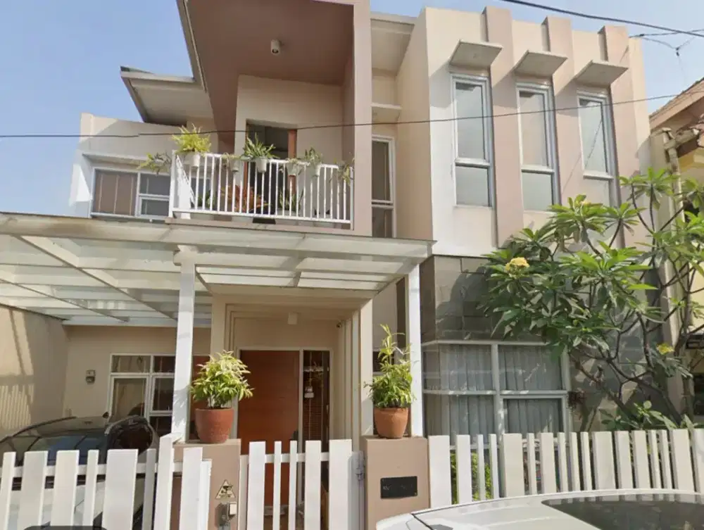 Rumah 2 tingkat minimalis dengan pencahayaan alam maksimal.