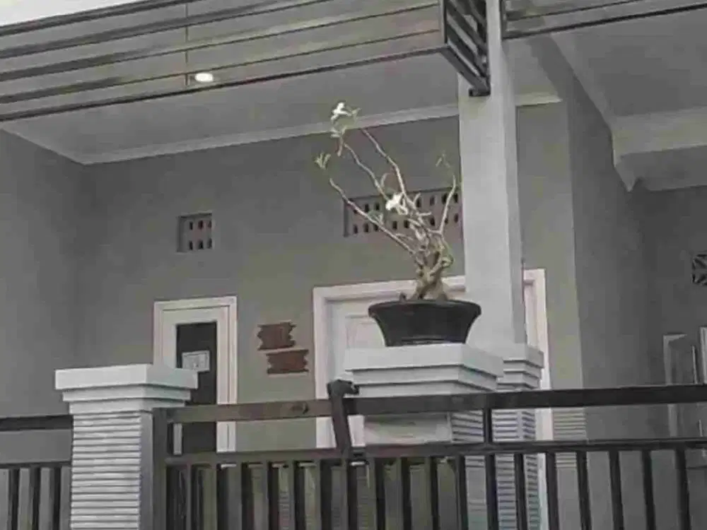 Dijual hunian di tengah kota Rumah lokasi strategis Perumahan Gading Fajar I Buduran Sidoarjo 2 lantai, kamar mandi bath tub