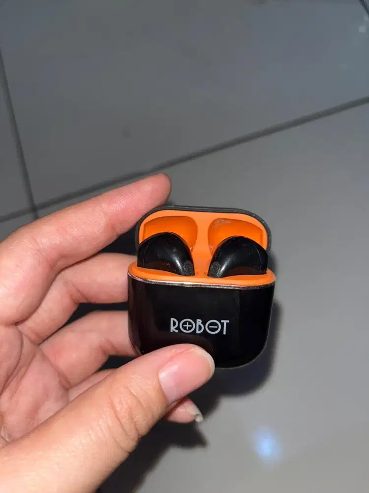 Wireless Earphone Robot