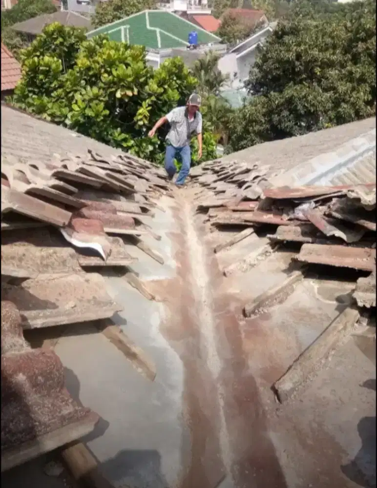 Perbaikan atap bocor ganti talang air tembok rembes masang keramik dll