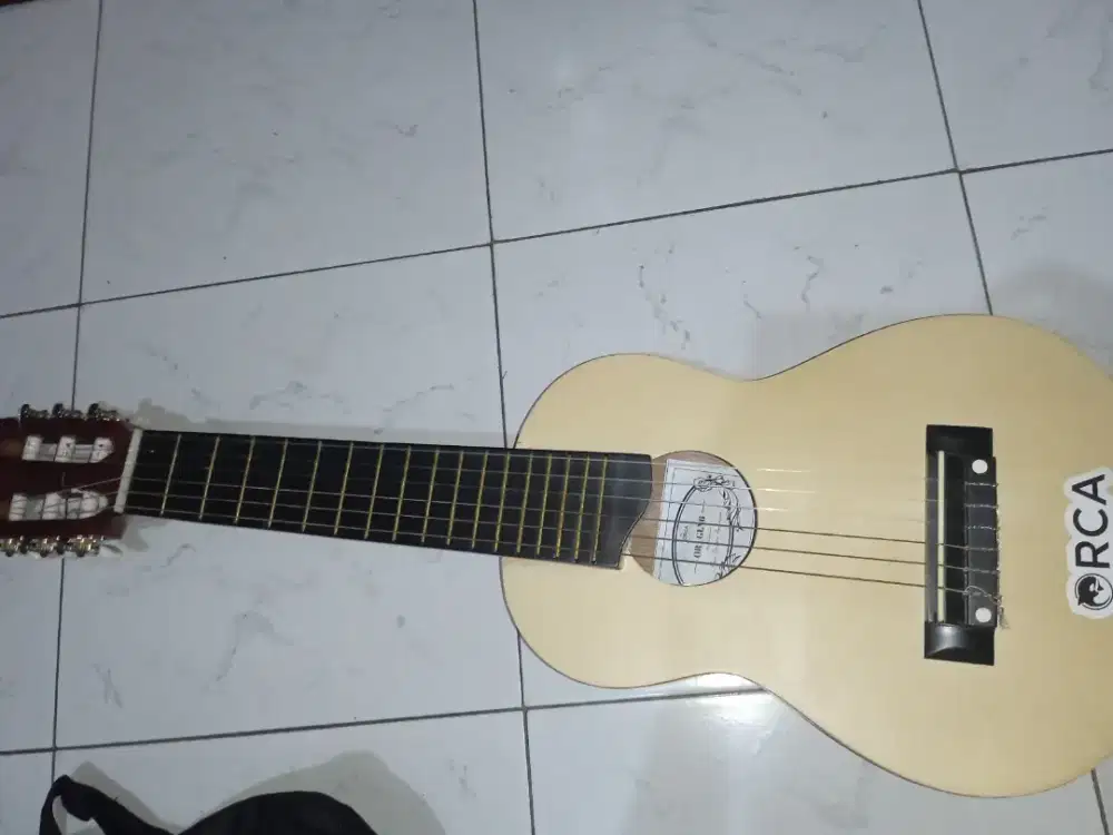 Jual Gitar lele bekas pemakaian baru 3 bulan.