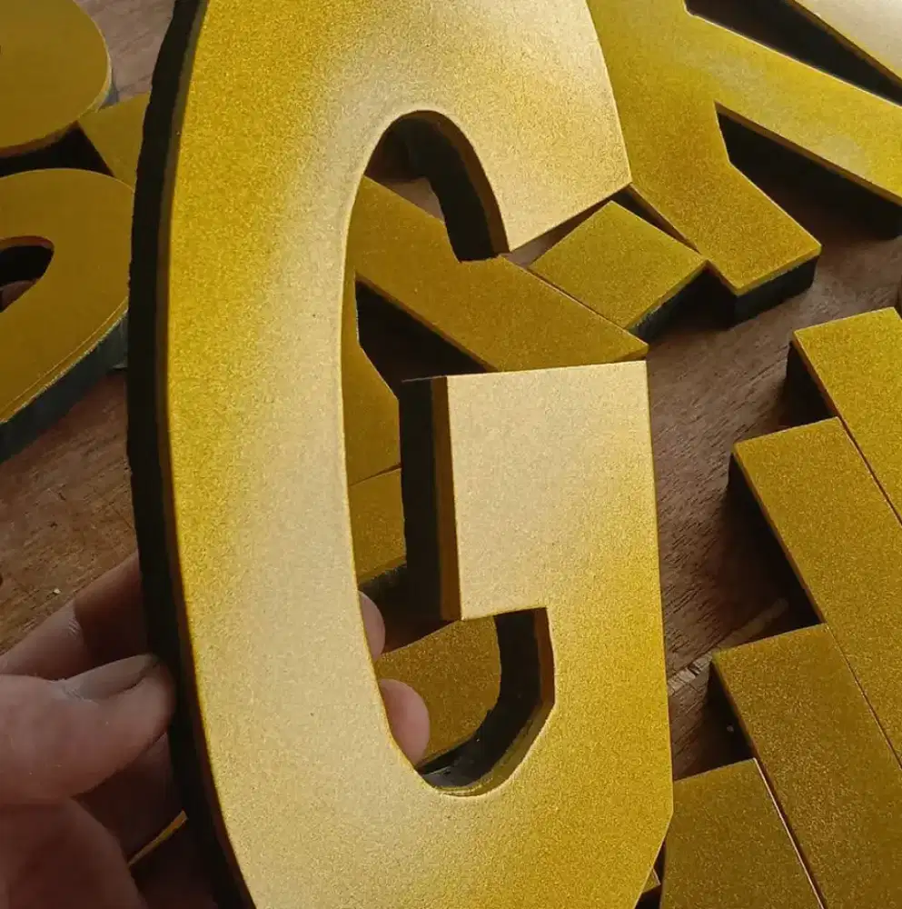 huruf timbul akrilik