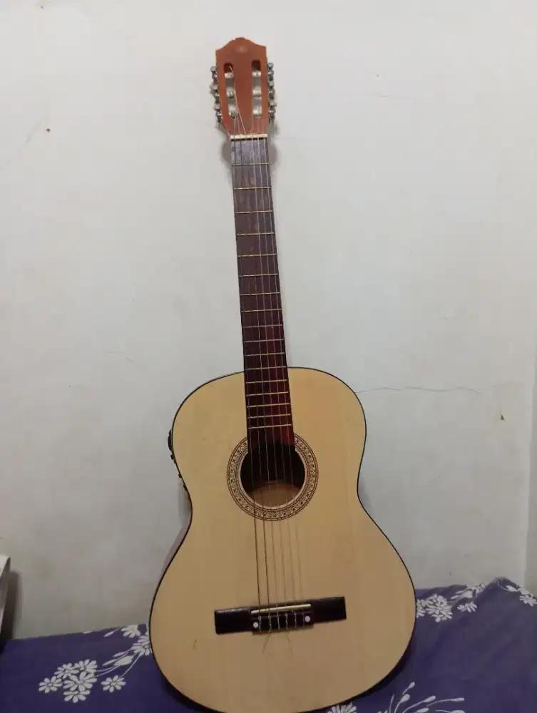 Gitar akustik elektrik yamaha