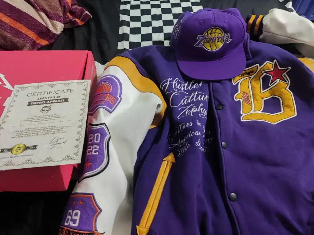 Jaket dan topi varsity