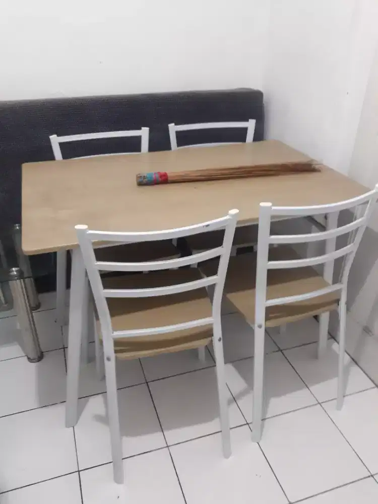 Meja makan 4 kursi