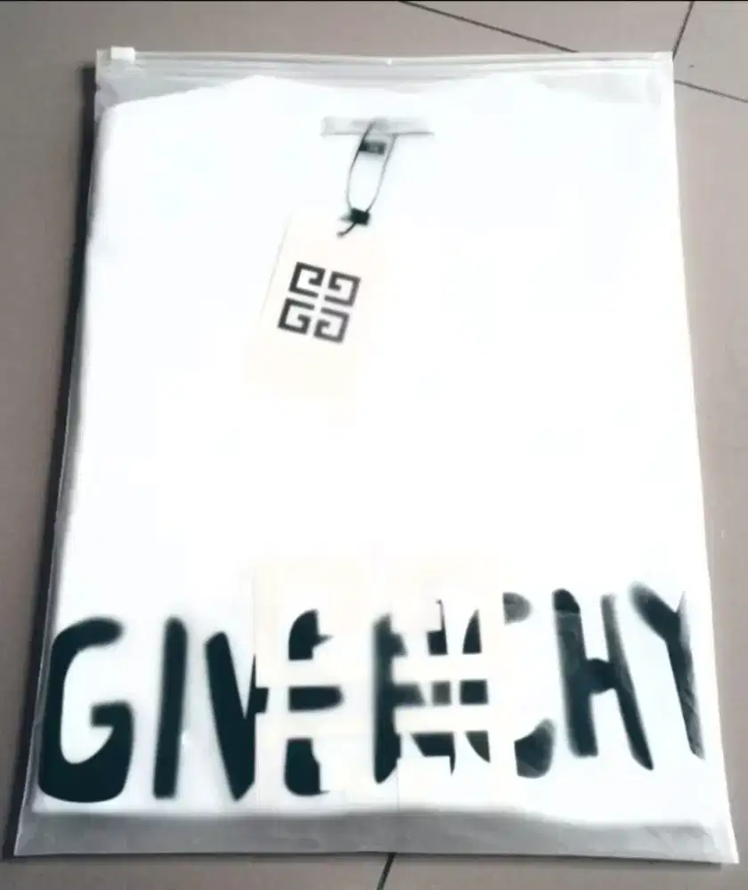Kaos Luxury Givenchy (glow in the dark)