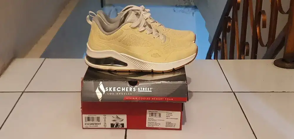 Sepatu merk SKETCHERS tipe STREET LOS ANGELES