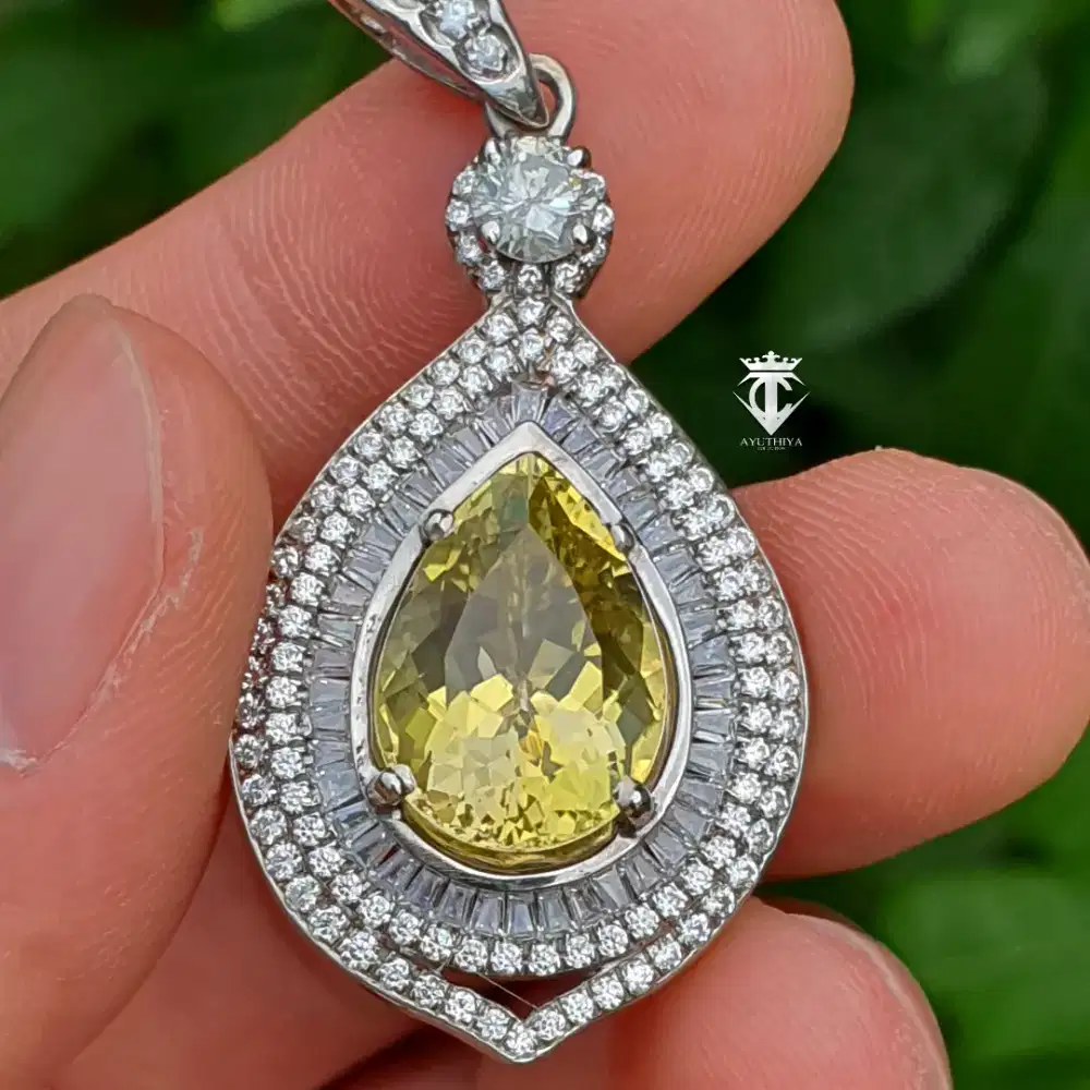 Batu Natural RARE Liontin Yellow Topaz with Diamond 10.97 Ct GRI Memo