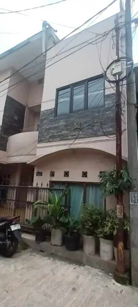 Bismillah Dijual rumah 3 lantai siap huni lokasi strategis