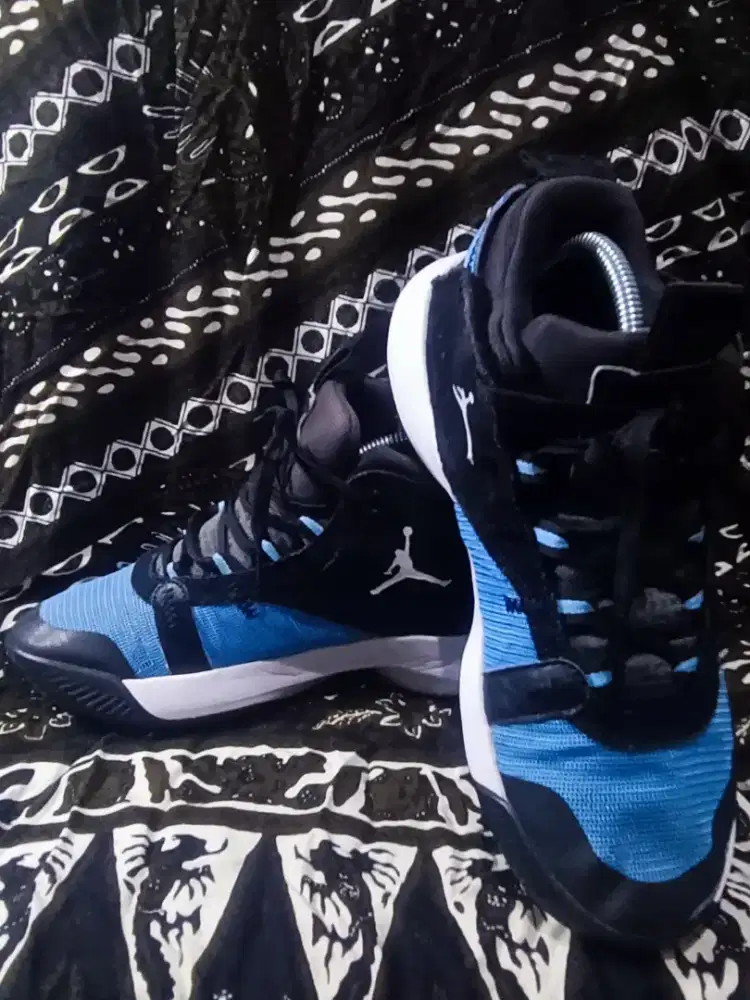  Nike Air Jordan Jumpman 2020 berwarna hitam dan biru. 