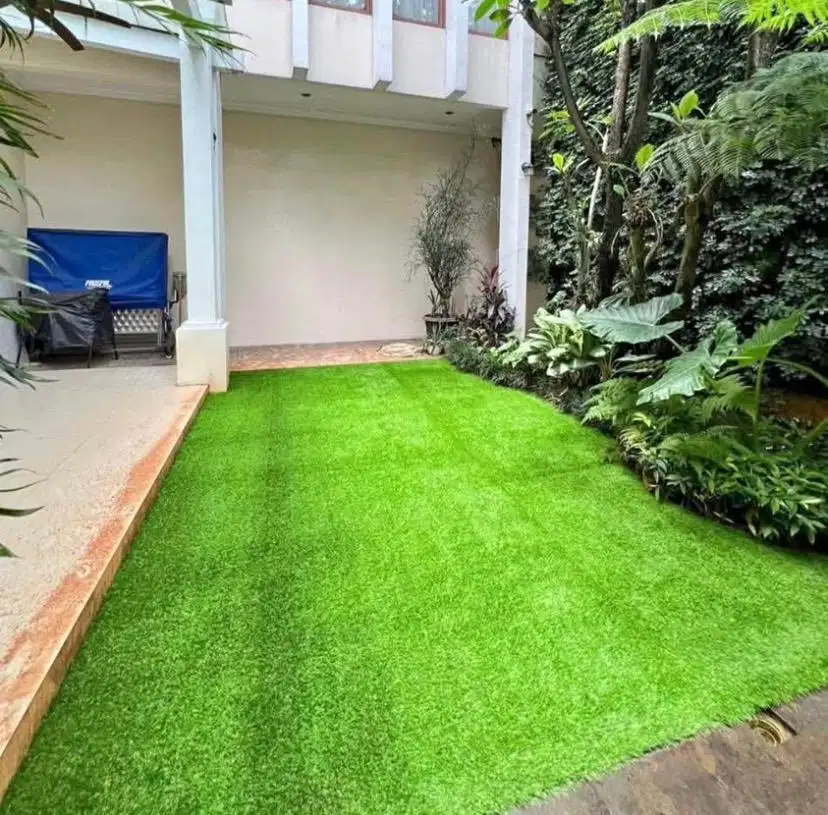 Karpet rumput sintetis taman dan lapangan