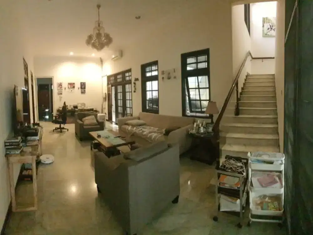 Dijual Rumah 2nd terawat di Raya Darmo bisa untuk cafe,bank,hotel,dll