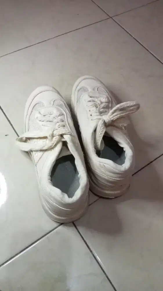 Sepatu 4 pasang 550k