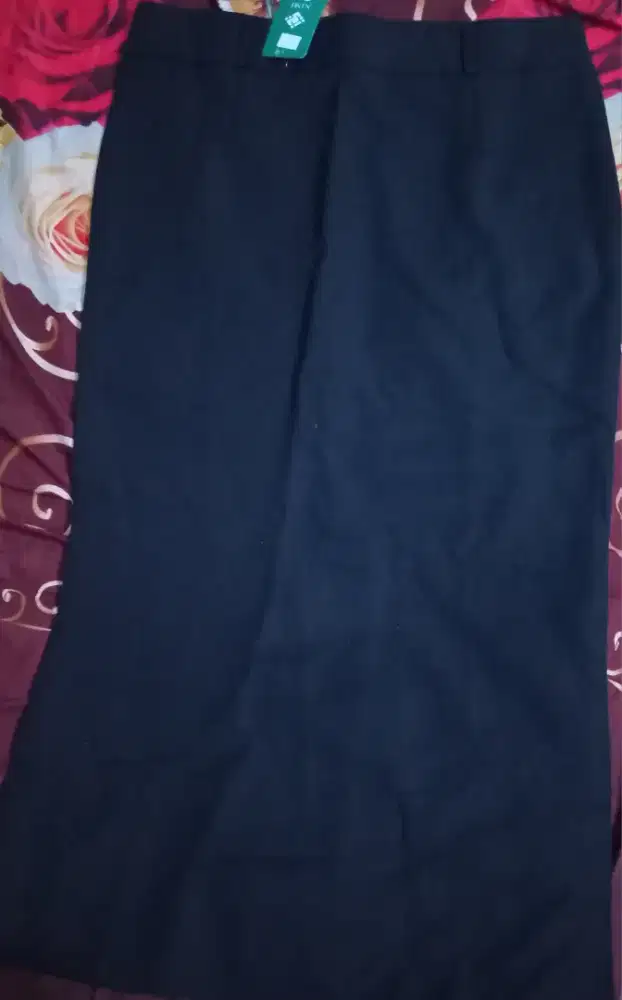 Rok Hitam Ukuran XL Outfit Serbaguna Masih Baru Harga Terjangkau