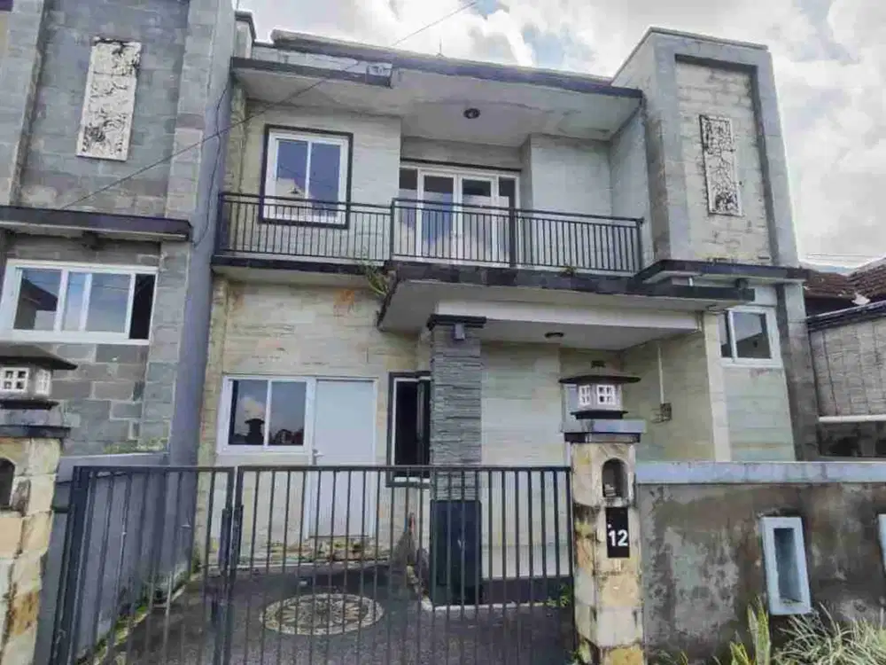 Rumah 2 Lantai Siap Huni View Sawah Denpasar Utara
Lokasi di JL Cekomaria Gg. Betet NO 12 A Peguyangan Kangin, Denpasar Utara

Spesifikasi:
Luas Tanah 100m2
Luas Bangunan 155m2
3 Kamar Tidur
3 Kamar Mandi
Car Port
Dapur
Ruang Tamu
Ruang Keluarga 
Balkon
L
