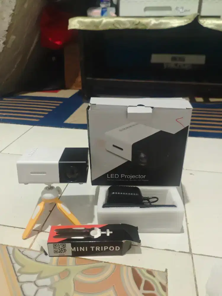 Jual Proyektor mini+ Tripod & Kain layar proyektor