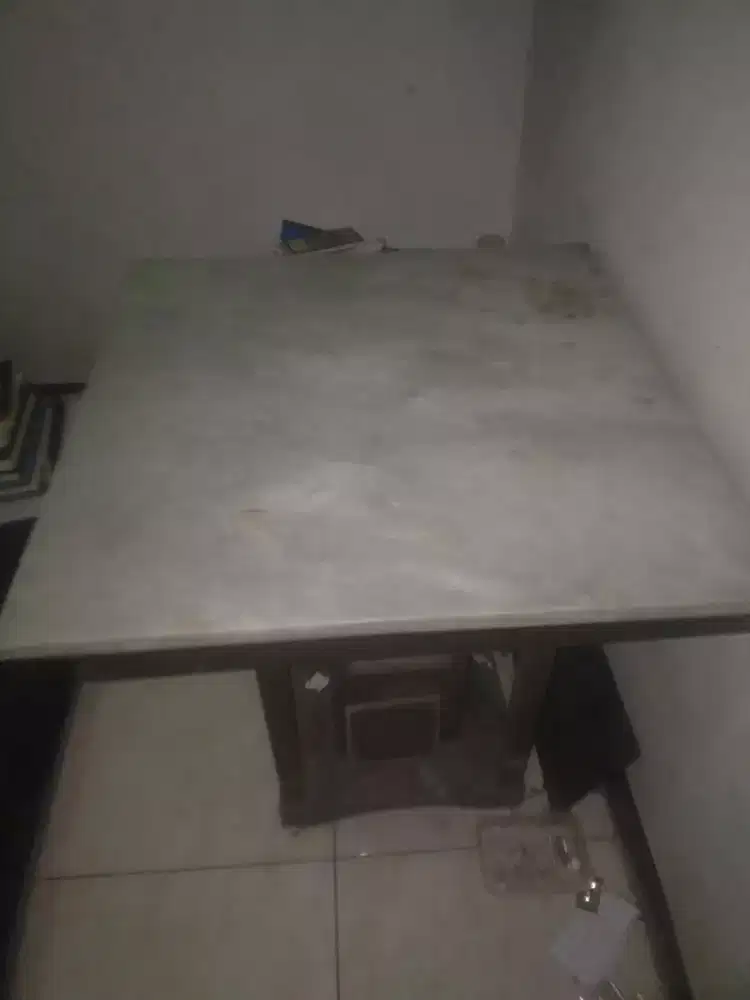 Meja marmer kuno