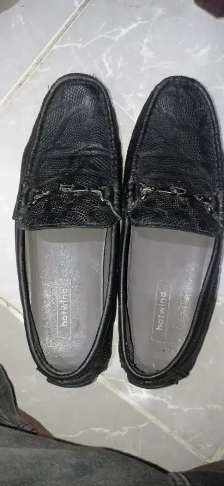 Dijual sepatu kulit no.44 plus box