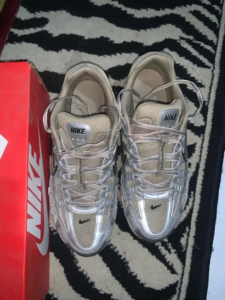 NIKE P-6000 KHAKI/ METALLIC SILVER