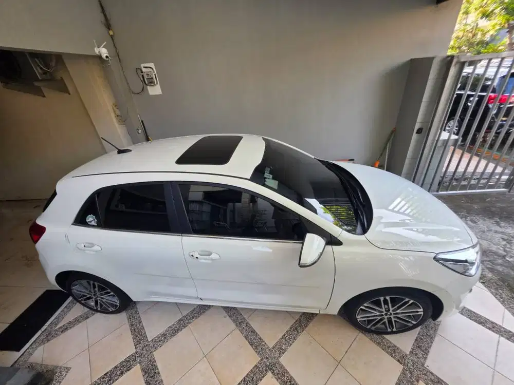 Kia rio sunroof 2021 putih istimewa